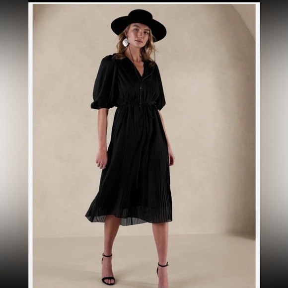 New with tags!
Banana Republic PLEATED MIDI DRESS Black 
size Medium - Picture 1 of 12